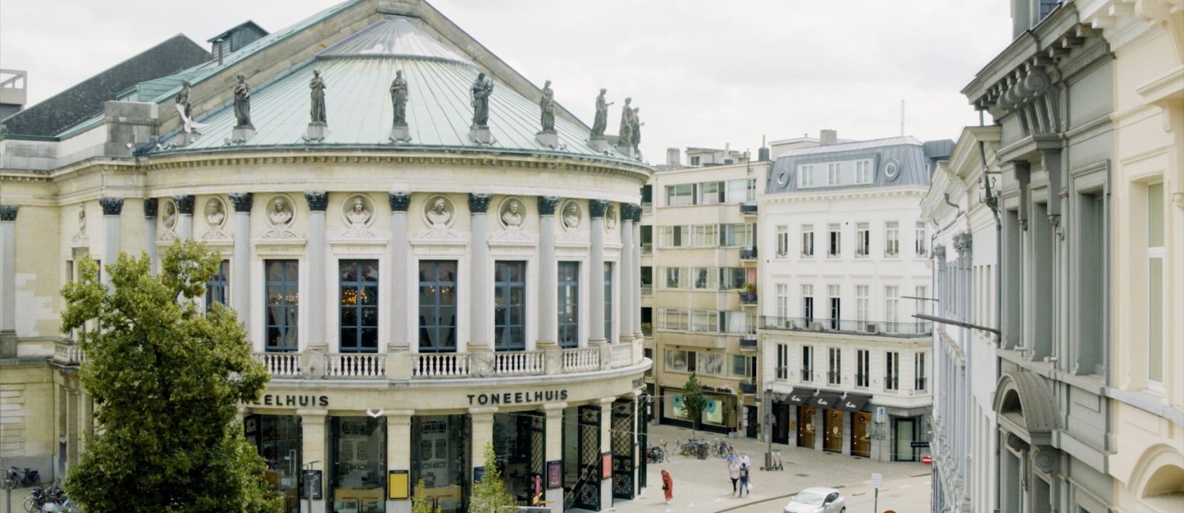 De Vlaamse Gemeenschap en de Stad Antwerpen financieren de verbouwing van de Bourla tot een hedendaags theater met respect voor het verleden.