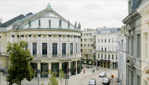 De Vlaamse Gemeenschap en de Stad Antwerpen financieren de verbouwing van de Bourla tot een hedendaags theater met respect voor het verleden.